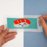 Réalisation du kit canevas Fukuri Marque-page Sushi avec des points de canevas fantaisie