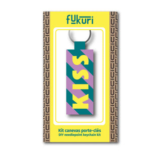 Packaging du kit canevas porte-clés au motif rayé KISS