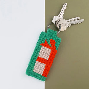 Kit canevas porte-clés au motif de cadeau de noël réalisé et en situation porte-clés