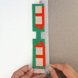 Réalisation du kit de canevas porte-clés au motif de cadeau au demi-point facile.