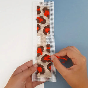 Réalisation du kit de canevas porte-clés au motif animalier léopard.