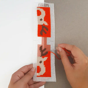 Réalisation du kit canevas porte-clés au motif renne. Il est réalisé au demi-point.