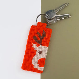 Réalisation du kit de canevas porte-clés au motif de renne de Noel et en situation de porte-clés
