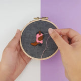Réalisation du kit de broderie Bottes cowgirl de Fukuri