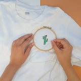 Réalisation du kit broderie cactus de Fukuri sur un tee-shirt blanc pour le personaliser
