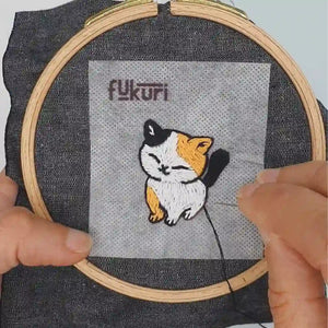 réalisation du kit broderie chat de Fukuri sur une toile en coton