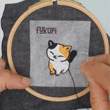réalisation du kit broderie chat de Fukuri sur une toile en coton