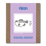 Packaging du kit complet de broderie Fukuir au motif de poisson japonais appelé Fugu mais version kawaii