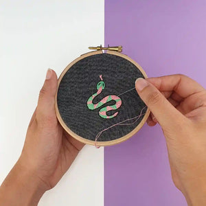 Réalisation du kit broderie serpent de Fukuri