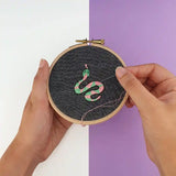 Réalisation du kit broderie serpent de Fukuri