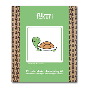 Packaging éco-responsable du kit broderie tortue, idéal dès 12 ans pour apprendre à broder