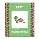 Packaging éco-responsable du kit broderie tortue, idéal dès 12 ans pour apprendre à broder