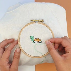 Réalisation du kit broderie tortue sur un sweatshirt