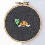 Kit broderie tortue brodé et finalisé sur toile coton