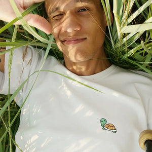 Simulation de réalisation du kit de broderie Tortue sur un Tee-shirt blanc