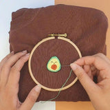 Réalisation du kit de broderie avocat de Fukuri