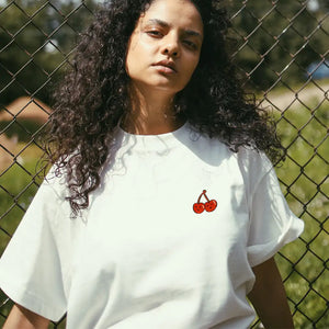 simulation du kit broderie cerises sur un tee-shirt