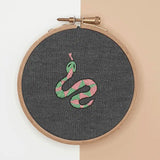 Réalisation du kit de broderie Fukuri au motif de serpent