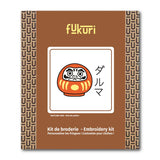 Packaging du kit broderie complet au motif de Daruma et son kanji japonais