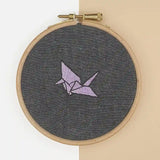 Réalisation du kit de broderie Fukuri au motif de grue origami sur le thème du japon