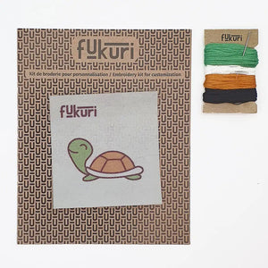 Contenu du kit broderie moderne motif tortue kawaii avec fils, aiguille, cercle et motif hydrosoluble