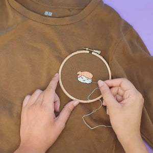 Réalisation du kit broderie Sushi crevette sur un tee-shirt en coton
