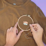 Réalisation du kit broderie Sushi crevette sur un tee-shirt en coton