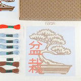 Kit complet pour réaliser ce projet DIY de Kit canevas sur le thème du japon avec une illustration Bonsai et le kanji correspondant. Les kits Fukuri canevas sont accessibles à partir de 10 ans