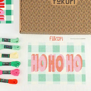 Kit DIY canevas complet sur le thème de Noël. A offrir aux débutants et enfants à partir de 10 ans. Ce kit contient tout pour réaliser un joli canevas de taille 13x18cm, très rapide et satisfaisant à faire.
