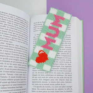 Kit canevas marque-page Love Mum réalisé et présenté dans un livre