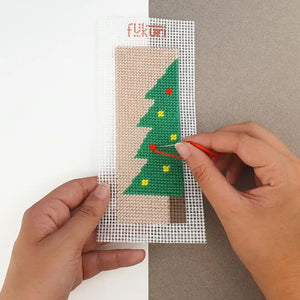 Réalisation du kit de canevas marque-page Sapin de Noël au demi-point de canevas très facile