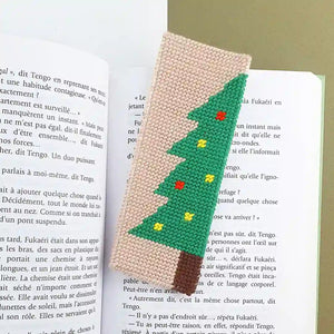 réalisation du kit canevas marque-page Fukuri au motif de sapin de Noël