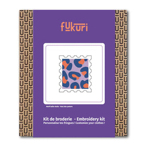 Packaging du kit de broderie complet Timbre léopard de Fukuri