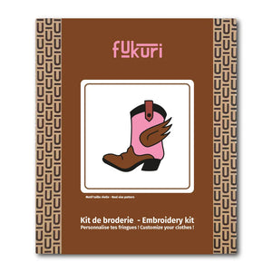 Packaging éco responsable du kit broderie Fukuri au motif botte cowgirl