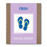 Kit de broderie au motif de tongs très estival. Kit à broder sur un vêtement même si tu es débutant.