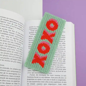 Canevas moderne pour offrir plein de bisous et délivrer un message d'amour. Ce kit complet permet de réaliser soi-même un joli marque-page et est adapté pour les débutants.