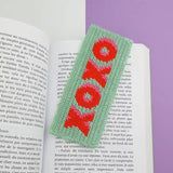 Canevas moderne pour offrir plein de bisous et délivrer un message d'amour. Ce kit complet permet de réaliser soi-même un joli marque-page et est adapté pour les débutants.